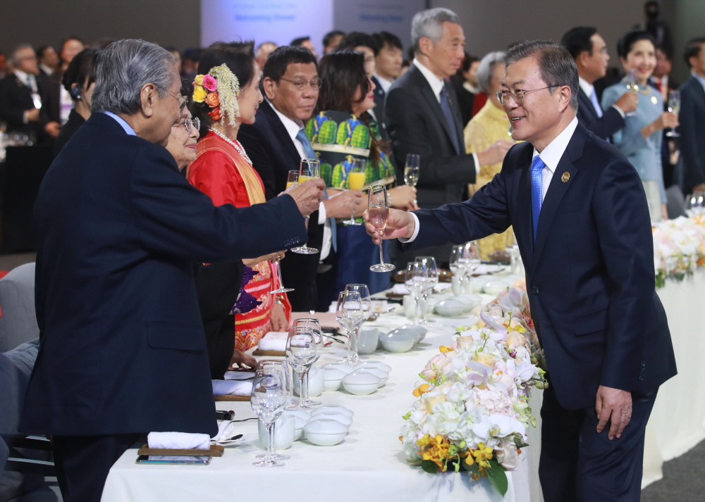 President Moon Jae-in on Nov. 25 makes a toast with ASEAN leaders at the 2019 ASEAN-ROK Commemorative Summit welcoming banquet in Busan.