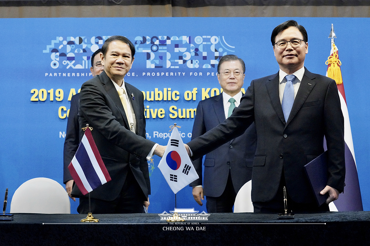 Attending the Korea-Thailand summit on the sidelines of ASEAN-ROK Commemorative Summit in Busan 