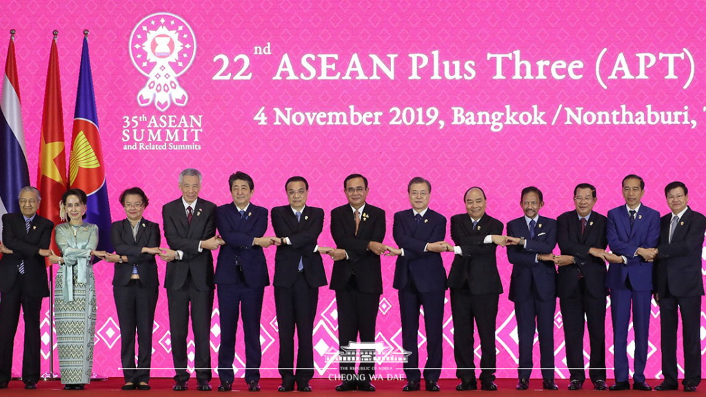 President Moon Jae-in (eighth from left) on Nov. 4 poses for a group photo with the heads of state attending the ASEAN Plus Three Summit in Bangkok, Thailand.