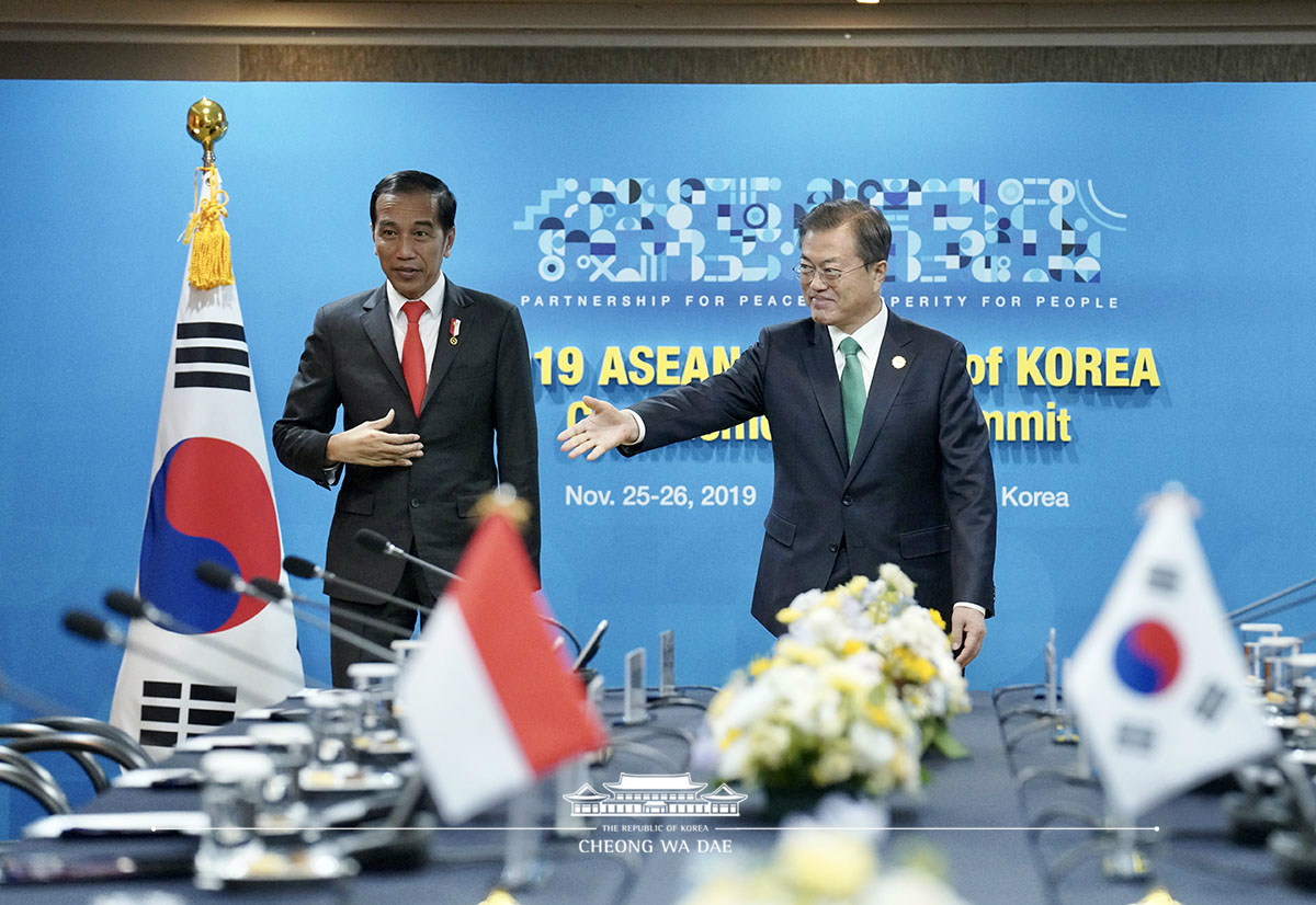 Attending the Korea-Indonesia summit on the sidelines of the ASEAN-ROK Commemorative Summit in Busan 