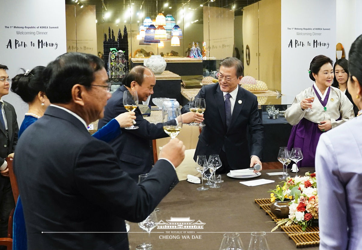 Hosting the welcoming dinner for the leaders participating in the 1st Mekong-ROK Summit and their spouses in Busan 