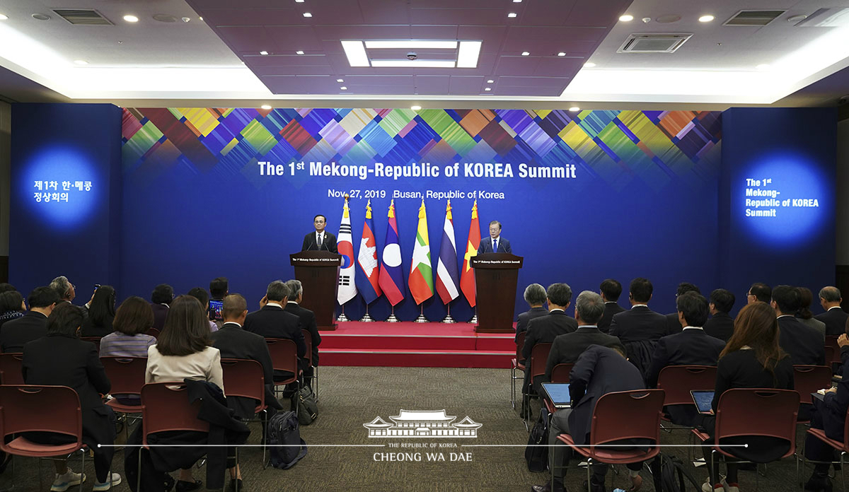 Attending the joint press conference following the 1st Mekong-ROK Summit in Busan 