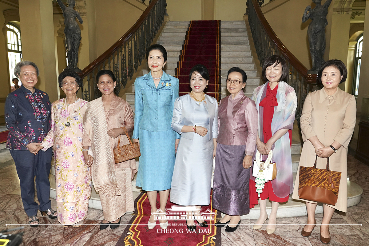 First Lady Kim Jung-sook attending a welcome luncheon hosted by the spouse of the Thai Prime Minister at the Main Mansion of Bangkhunprom Palace in Bangkok, Thailand 