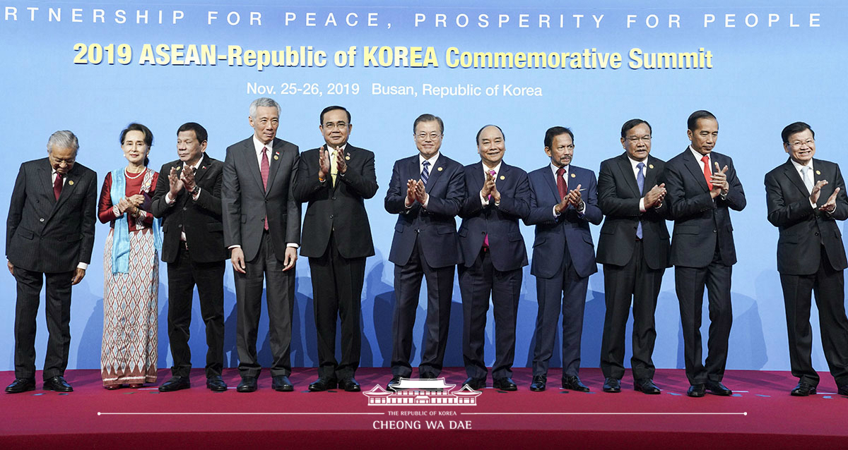 Posing for a commemorative group photo for the ASEAN-ROK Commemorative Summit in Busan 