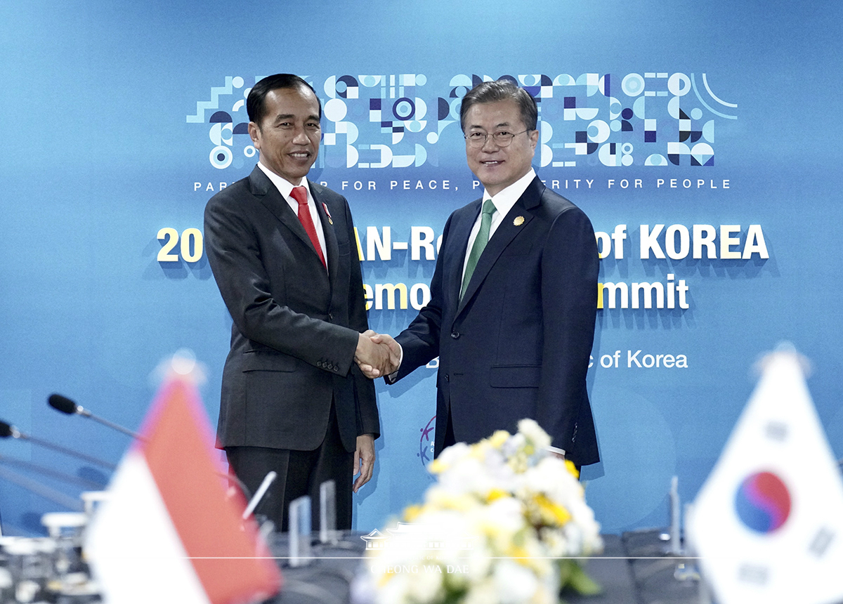 Attending the Korea-Indonesia summit on the sidelines of the ASEAN-ROK Commemorative Summit in Busan 