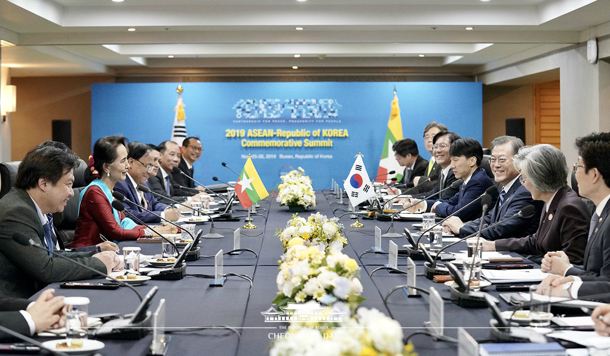 Attending the Korea-Myanmar summit and MOU signing ceremony held on the sidelines of the ASEAN-ROK Commemorative Summit in Busan