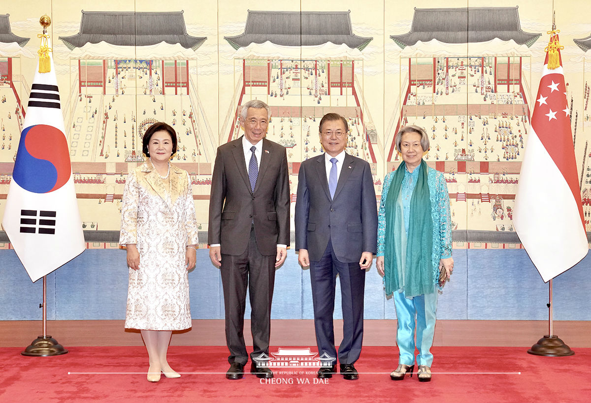 Posing for commemorative photos at Cheong Wa Dae with Singaporean Prime Minister Lee Hsien Loong on his official visit to Korea 