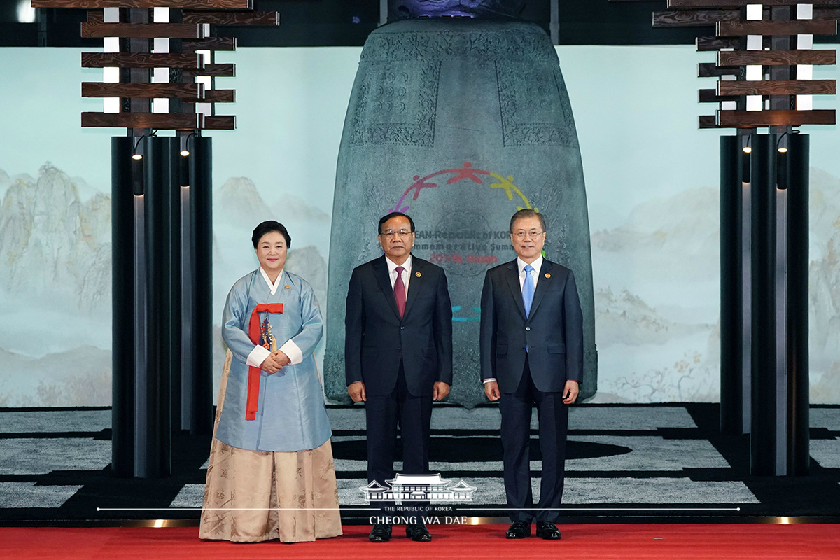 Hosting the welcoming dinner for the ASEAN-ROK Commemorative Summit in Busan 