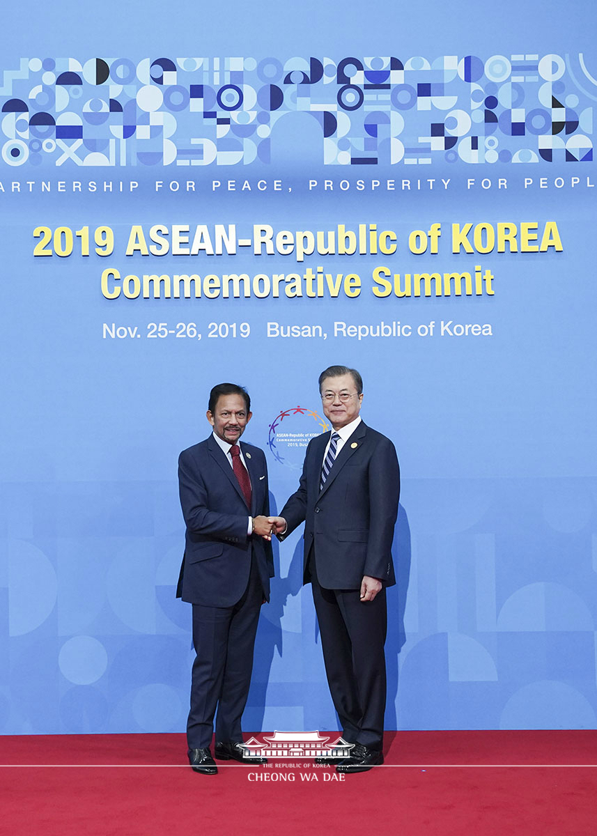 Welcoming heads of state and government participating in the ASEAN-ROK Commemorative Summit in Busan 