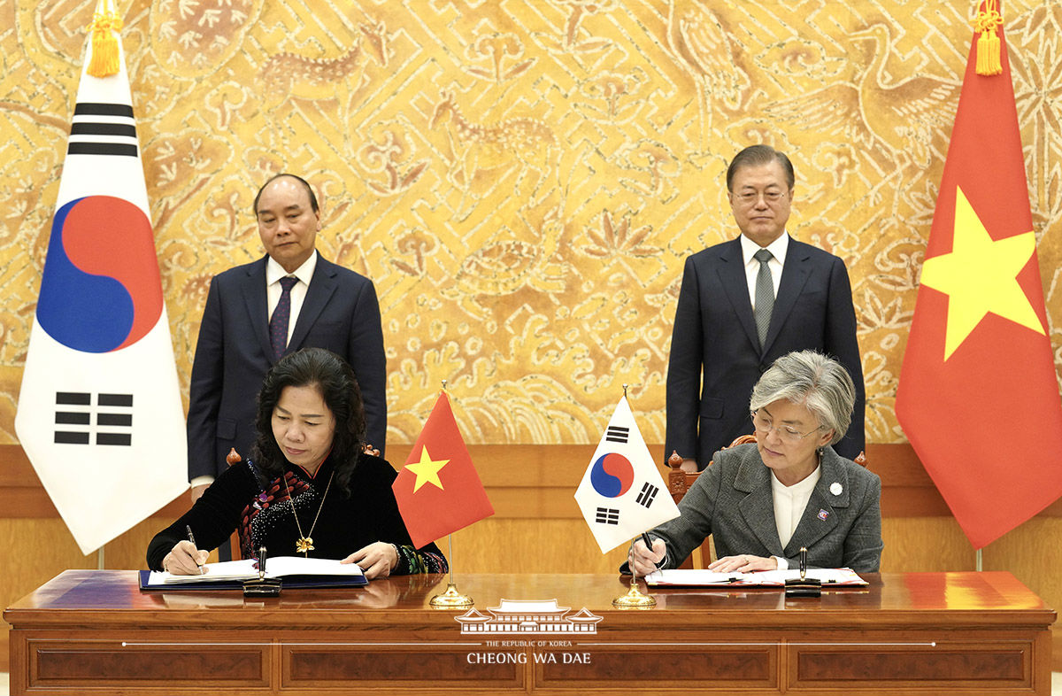 Attending a Korea-Vietnam MOU and agreement signing ceremony at Cheong Wa Dae