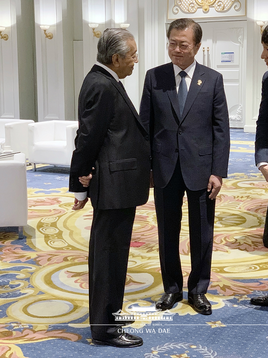 Holding brief conversations with ASEAN leaders prior to the Gala Dinner for the 35th ASEAN Summit and Related Summits in Bangkok, Thailand 