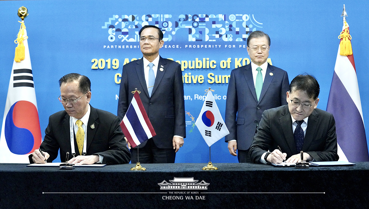 Attending the Korea-Thailand summit on the sidelines of ASEAN-ROK Commemorative Summit in Busan 