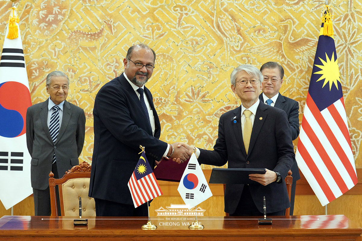 Attending a Korea-Malaysia MOU signing ceremony at Cheong Wa Dae 