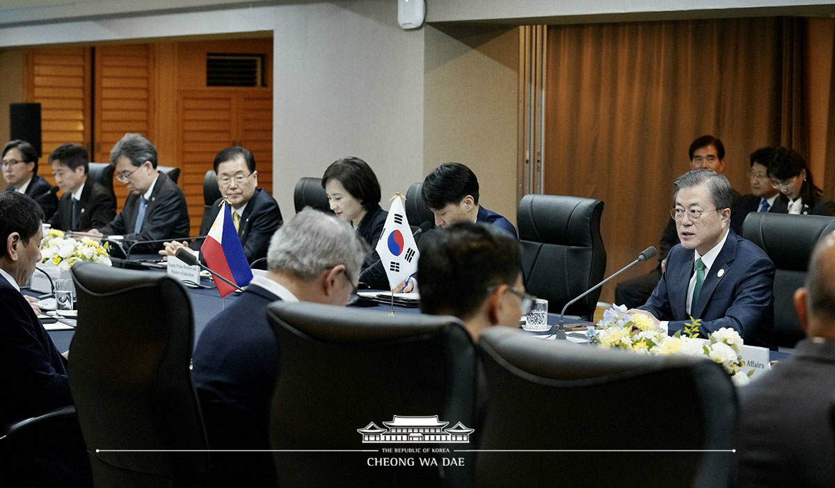 Attending the Korea-Philippines summit on the sidelines of the ASEAN-ROK Commemorative Summit in Busan 