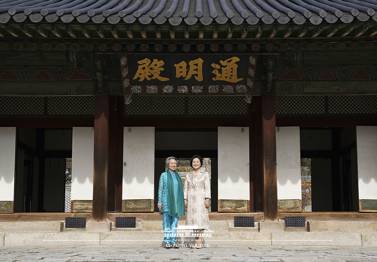 First Lady Kim Jung-sook and the Singaporean Prime Minister Lee Hsien Loong’s wife Ho Ching strolling on the grounds of Cheong Wa Dae 