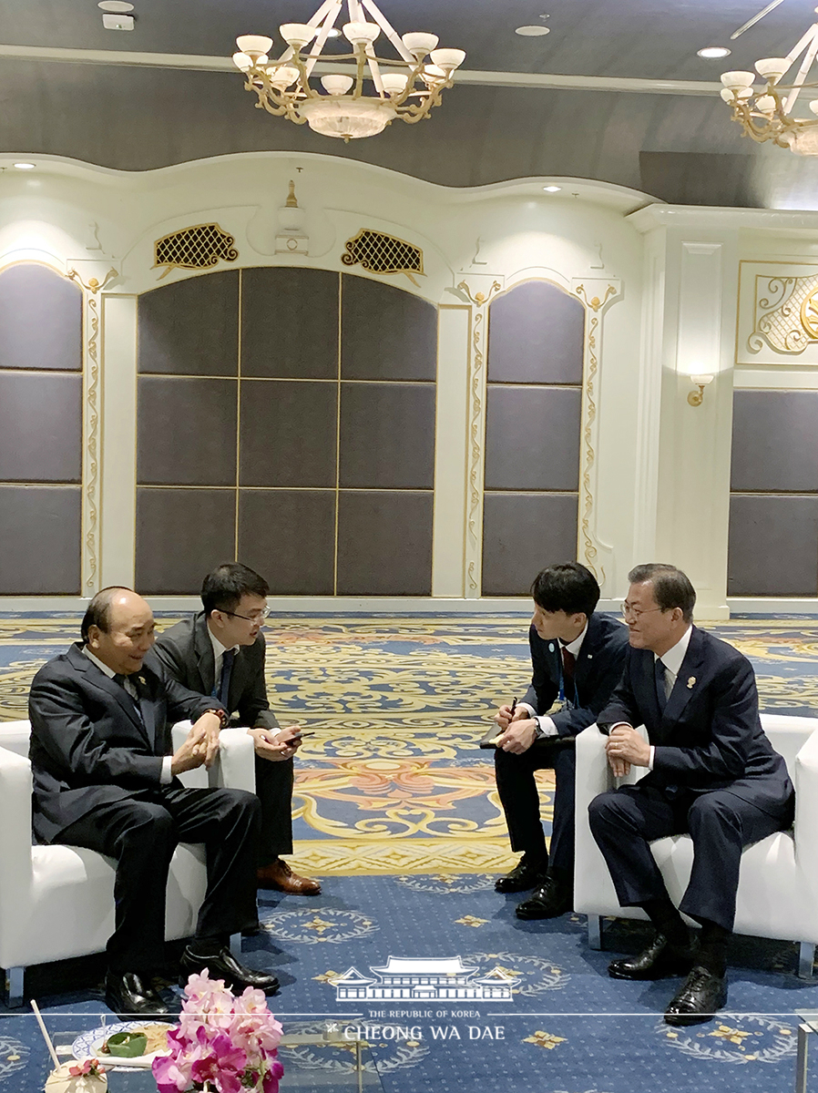 Holding brief conversations with ASEAN leaders prior to the Gala Dinner for the 35th ASEAN Summit and Related Summits in Bangkok, Thailand 