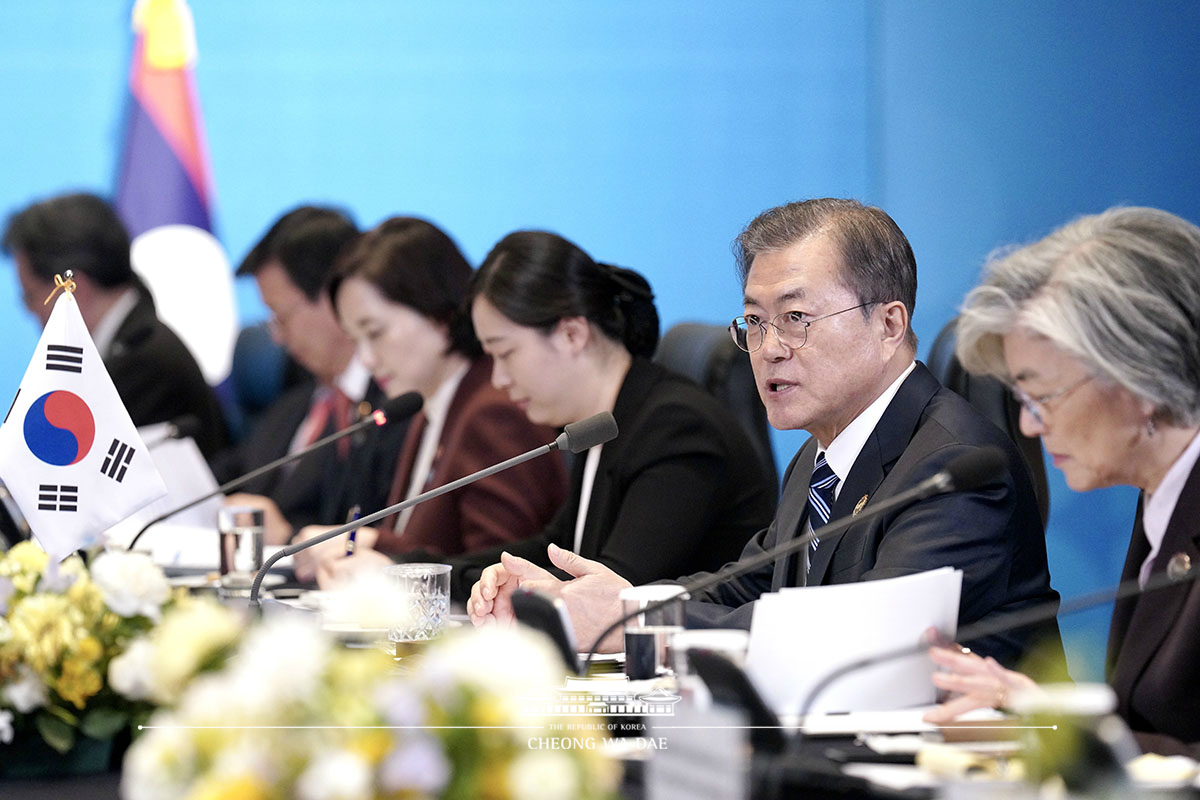 Attending the Korea-Laos summit and MOU signing ceremony held on the sidelines of the ASEAN-ROK Commemorative Summit in Busan