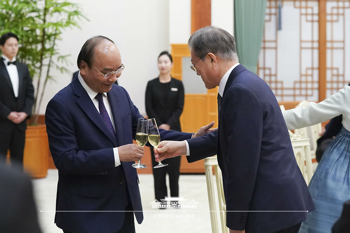 Hosting the official dinner for the Vietnamese Prime Minister and his wife at Cheong Wa Dae 