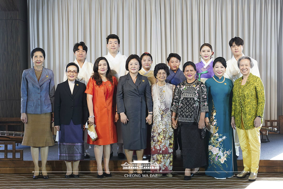 First Lady Kim Jung-sook attending the luncheon for the spouses of ASEAN leaders participating in the ASEAN-ROK Commemorative Summit in Busan 