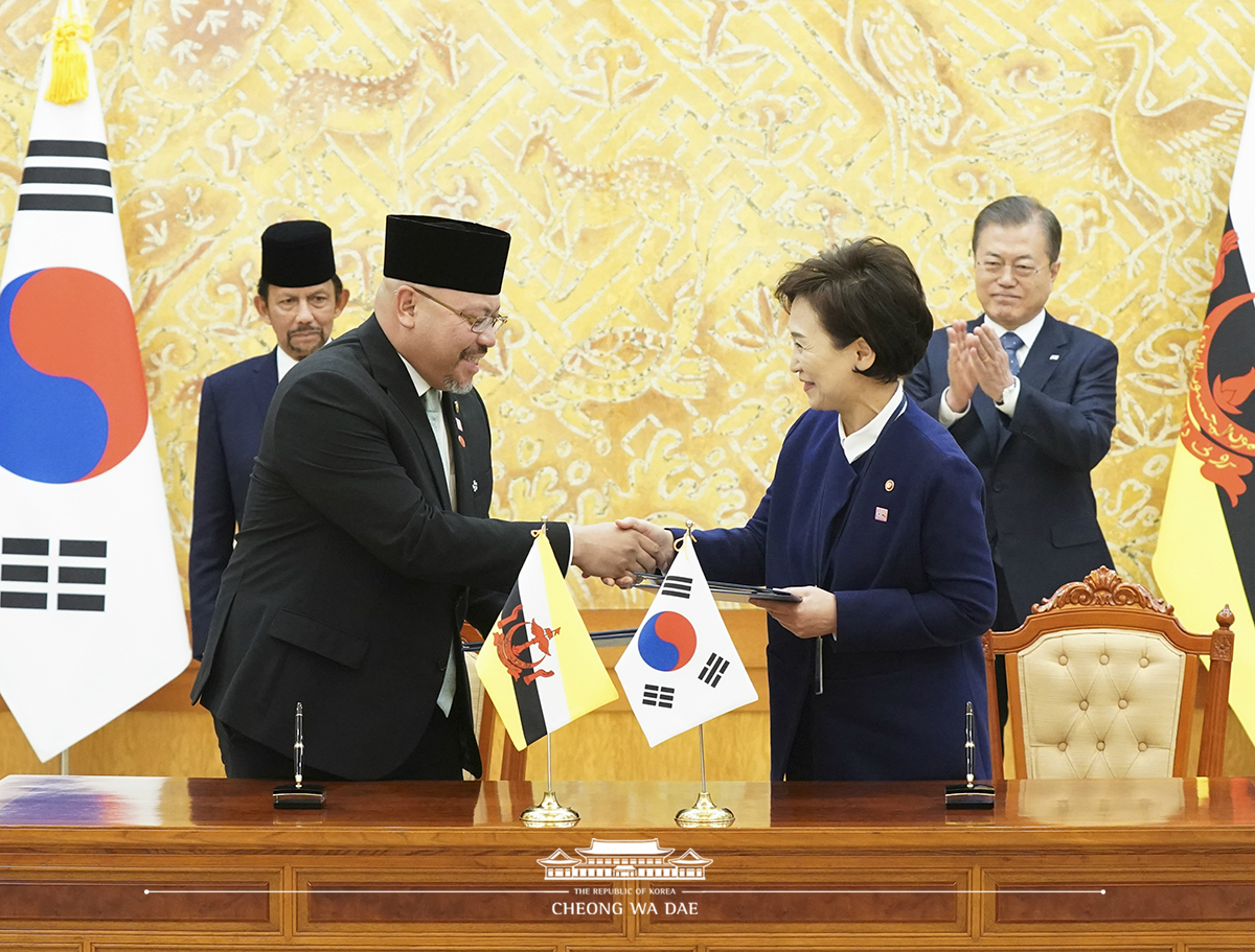 Attending a Korea-Brunei MOU signing ceremony at Cheong Wa Dae 