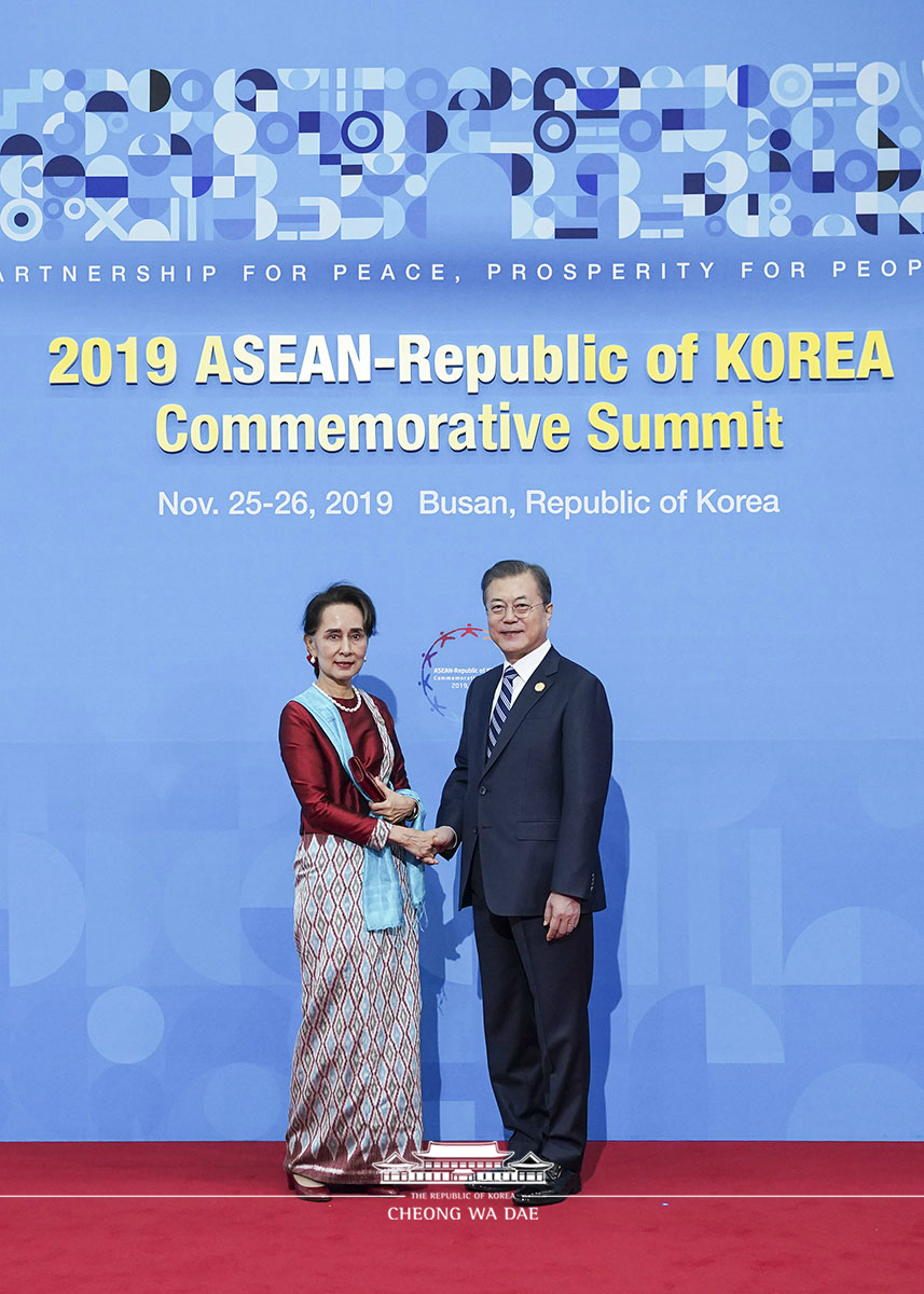 Welcoming heads of state and government participating in the ASEAN-ROK Commemorative Summit in Busan 