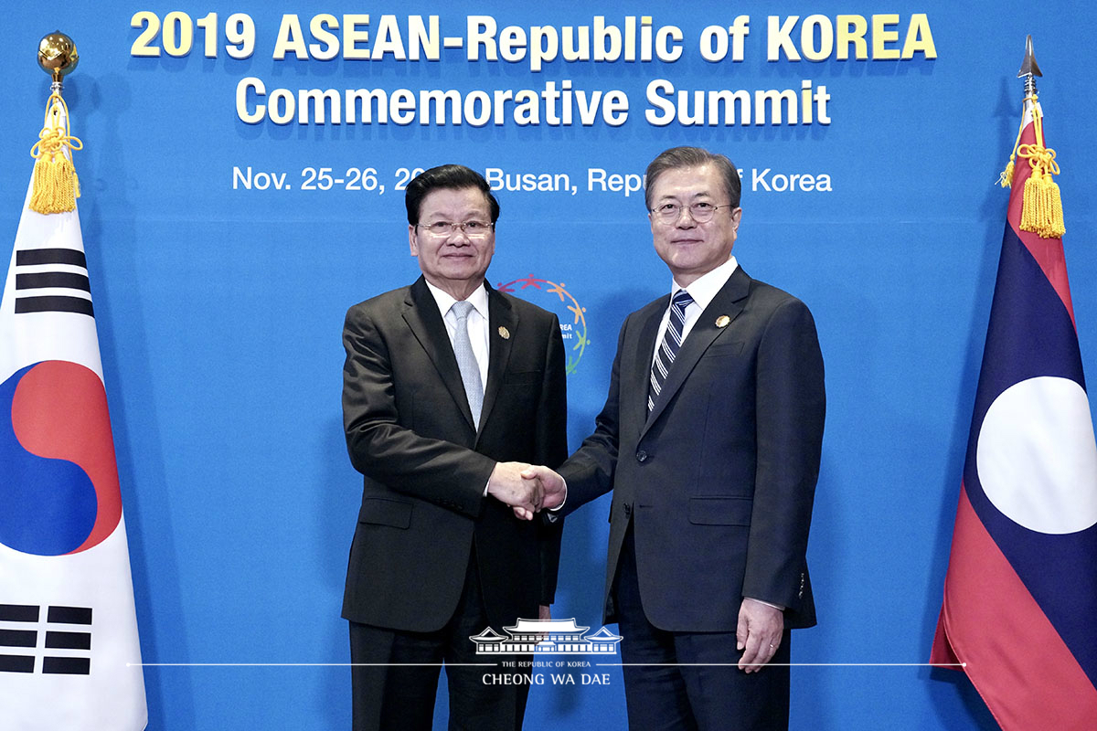 Attending the Korea-Laos summit and MOU signing ceremony held on the sidelines of the ASEAN-ROK Commemorative Summit in Busan