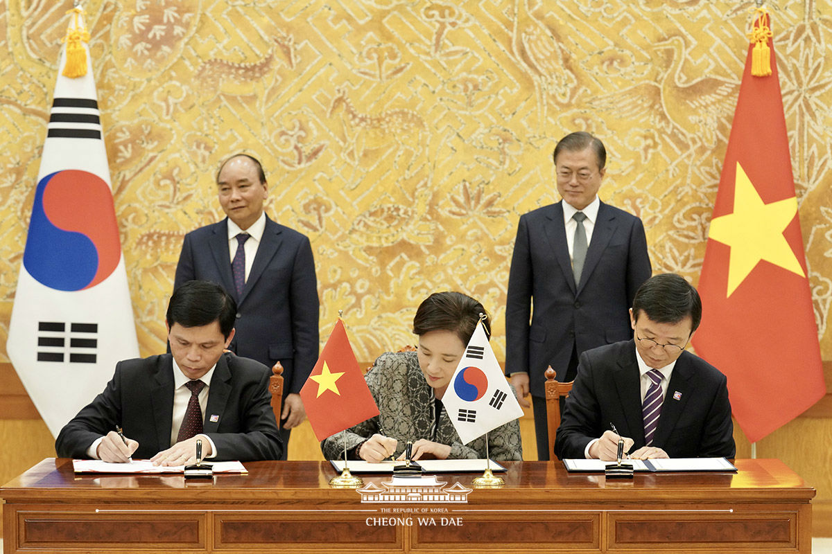 Attending a Korea-Vietnam MOU and agreement signing ceremony at Cheong Wa Dae
