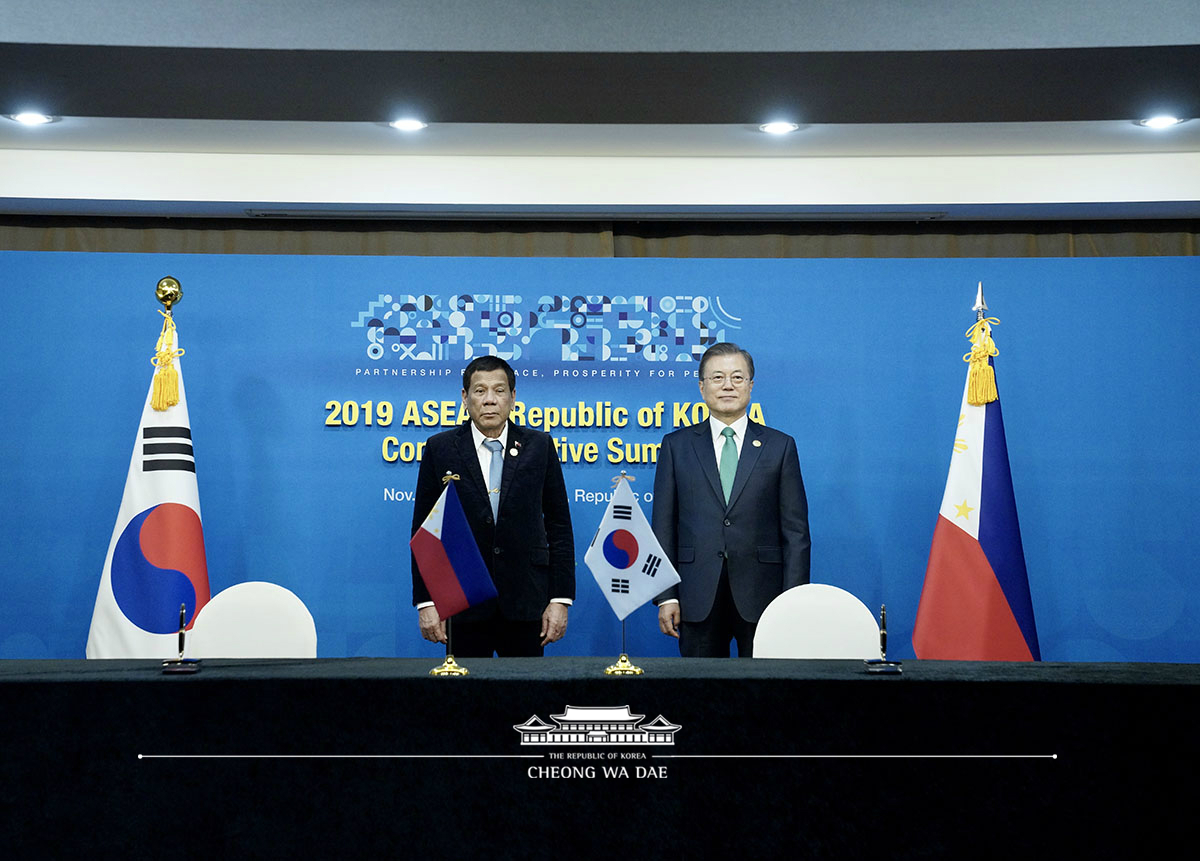 Attending the Korea-Philippines summit on the sidelines of the ASEAN-ROK Commemorative Summit in Busan 