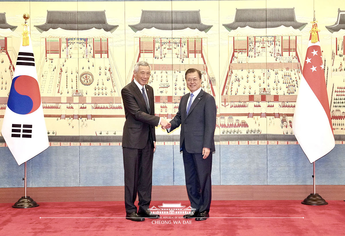 Posing for commemorative photos at Cheong Wa Dae with Singaporean Prime Minister Lee Hsien Loong on his official visit to Korea 