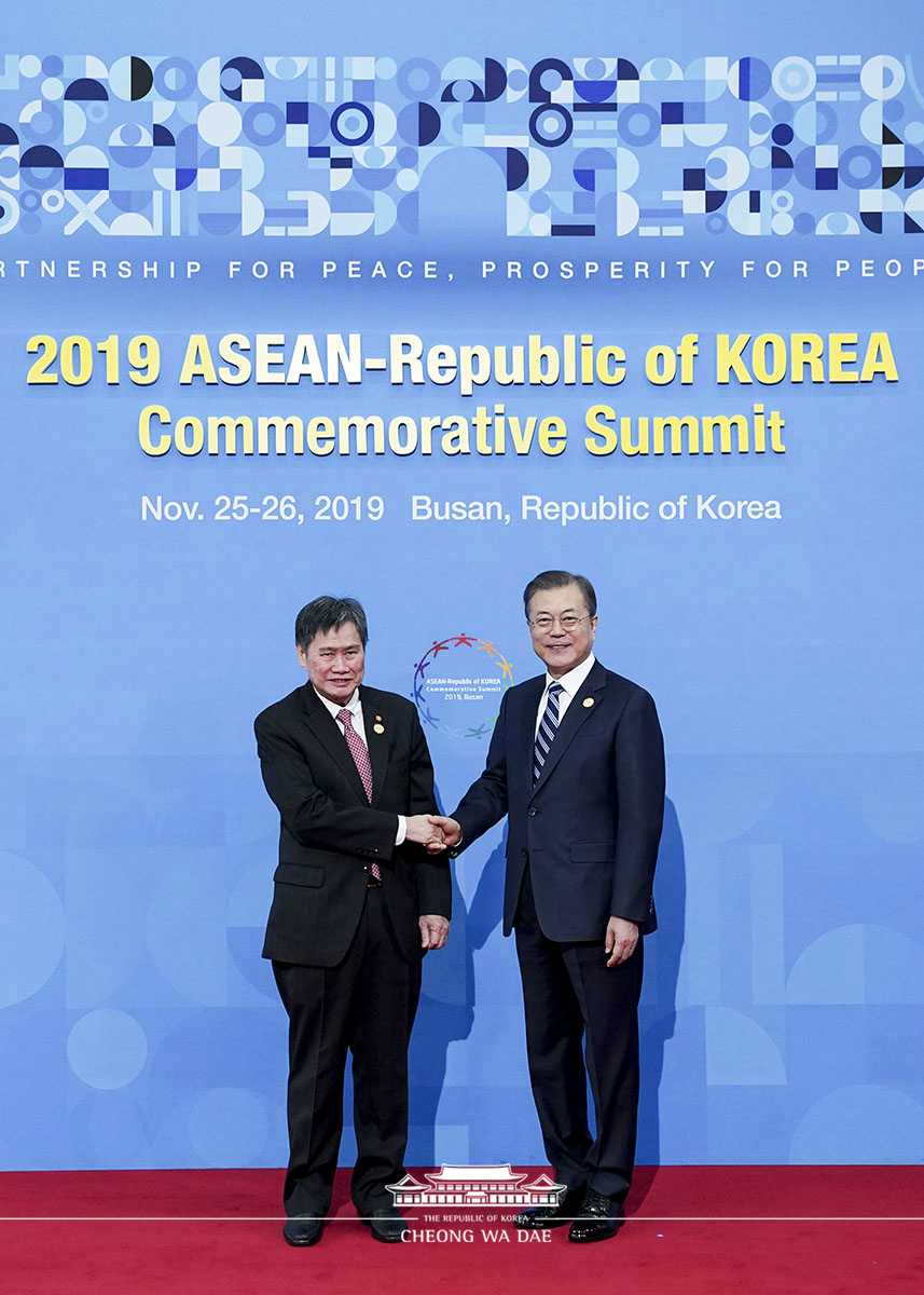 Welcoming heads of state and government participating in the ASEAN-ROK Commemorative Summit in Busan 