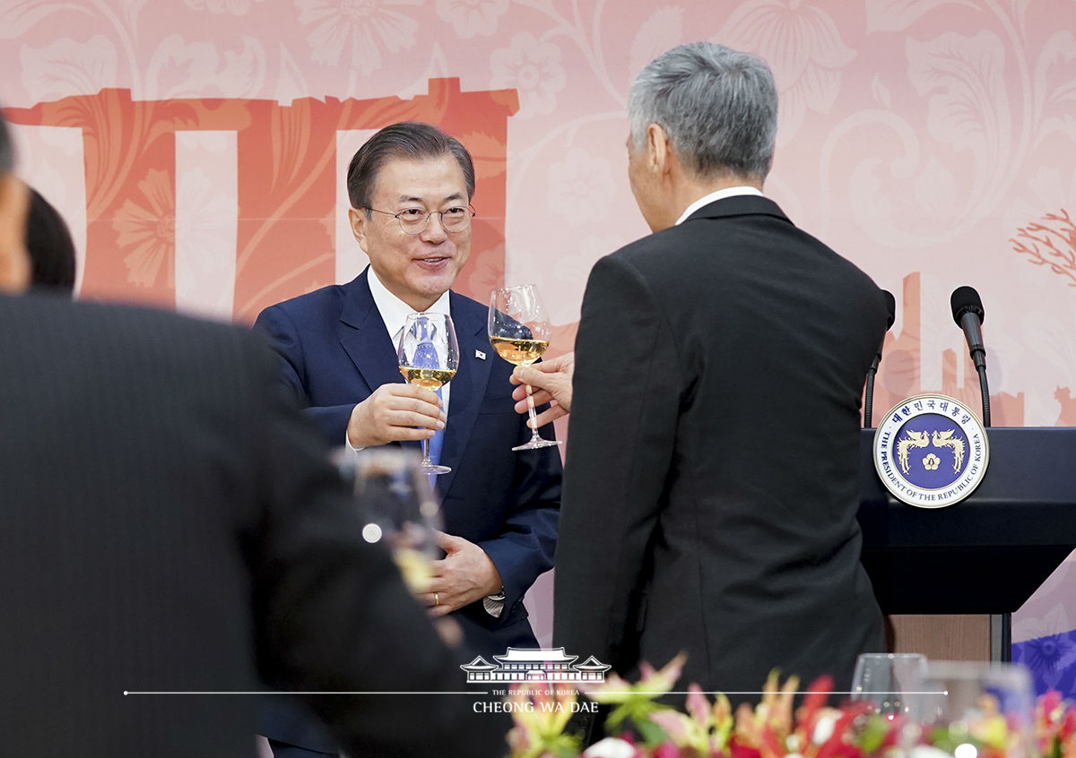 Attending the official luncheon for Singaporean Prime Minister Lee Hsien Loong and his wife at Cheong Wa Dae 