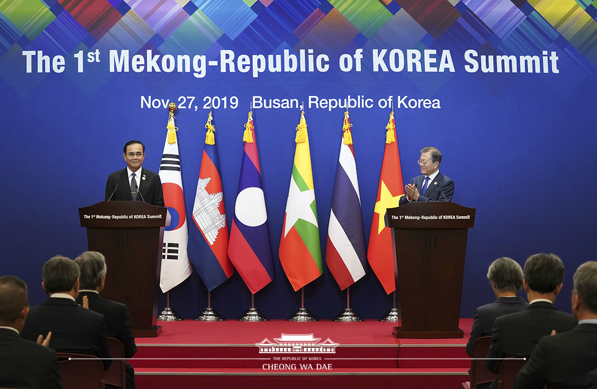 Attending the joint press conference following the 1st Mekong-ROK Summit in Busan 