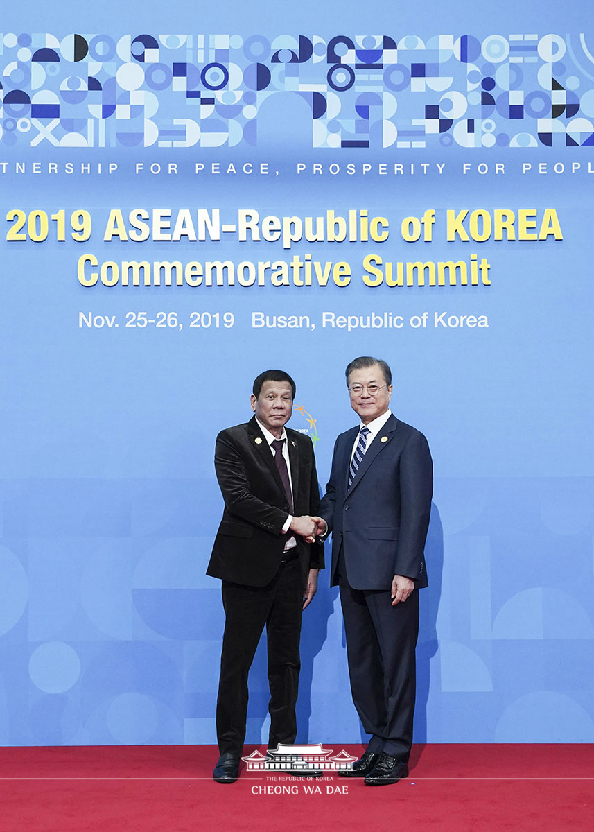 Welcoming heads of state and government participating in the ASEAN-ROK Commemorative Summit in Busan 