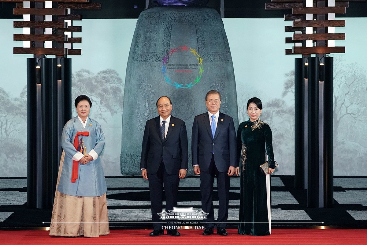 Hosting the welcoming dinner for the ASEAN-ROK Commemorative Summit in Busan 