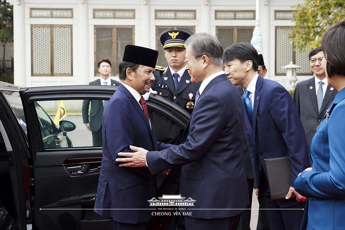 Attending the official welcoming ceremony at Cheong Wa Dae for Sultan Hassanal Bolkiah of Brunei on his state visit to Korea 