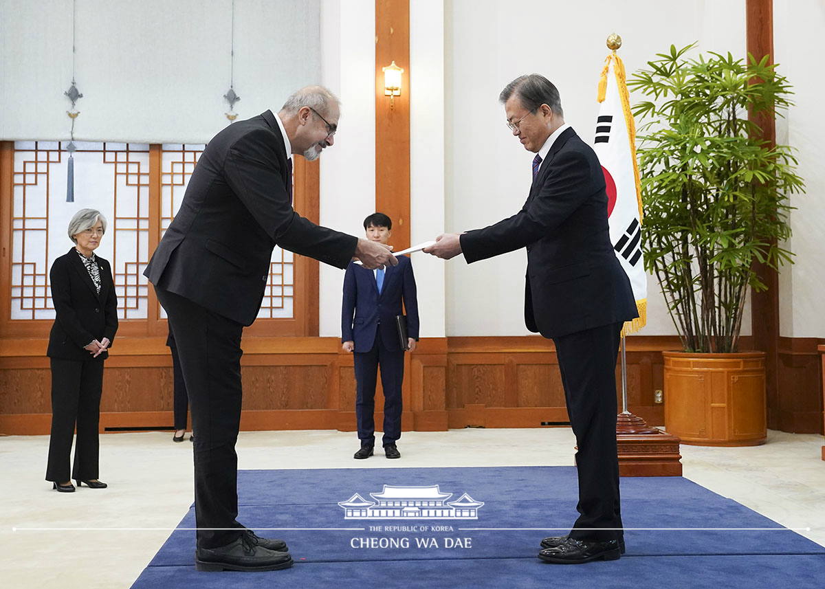 Receiving credentials from new ambassadors to Korea at Cheong Wa Dae 