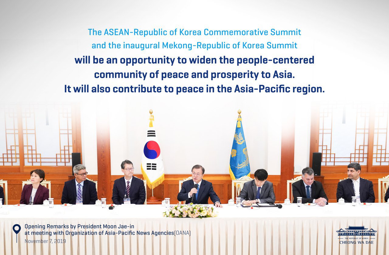 Pres. Moon had a meeting with the Organization of Asia-Pacific News Agencies(OANA) at Cheong Wa Dae