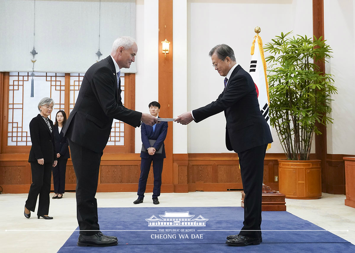 Receiving credentials from new ambassadors to Korea at Cheong Wa Dae 