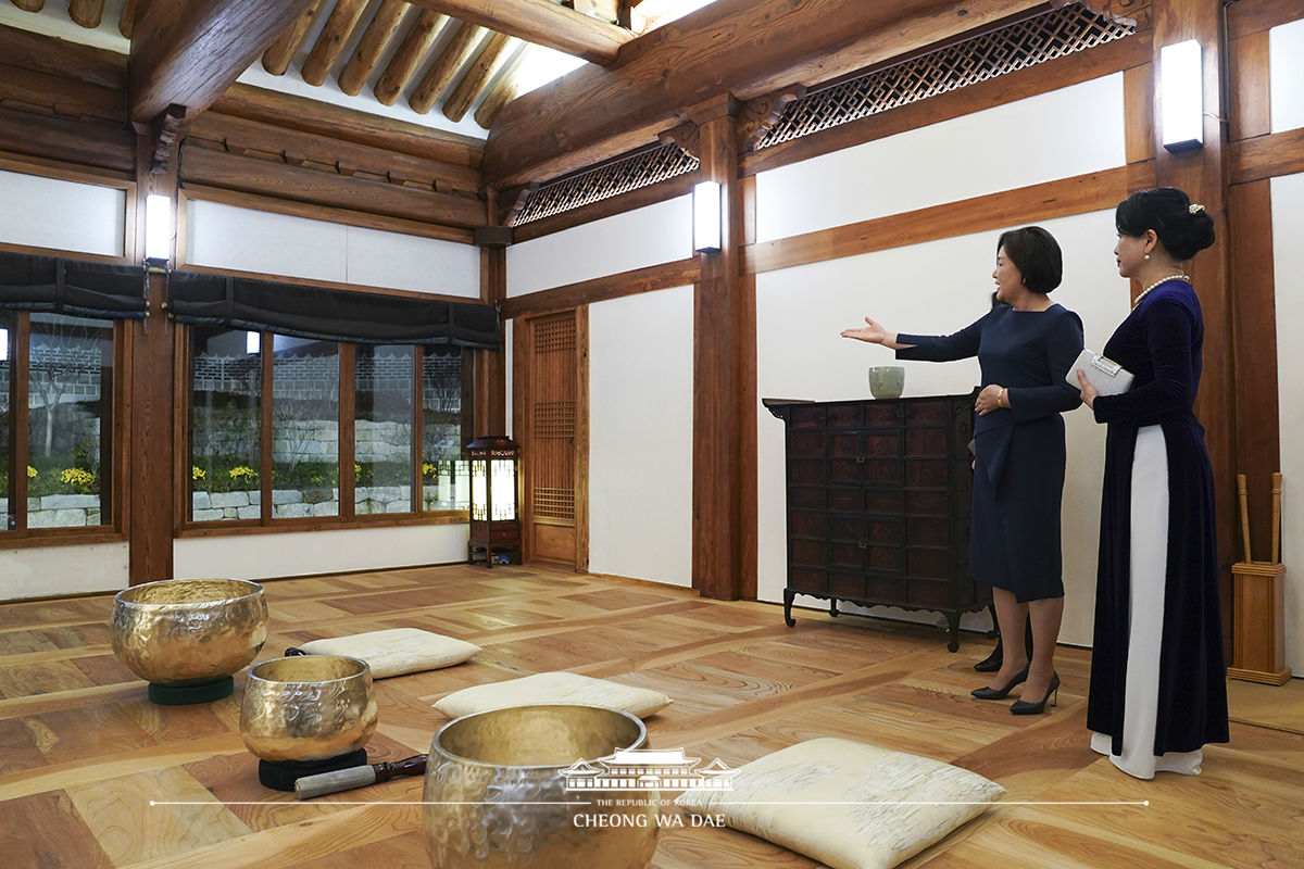 First Lady Kim Jung-sook meeting with the Vietnamese Prime Minister’s wife Tran Thi Nguyet Thu at Sangchunjae, a traditional building on the grounds of Cheong Wa Dae 