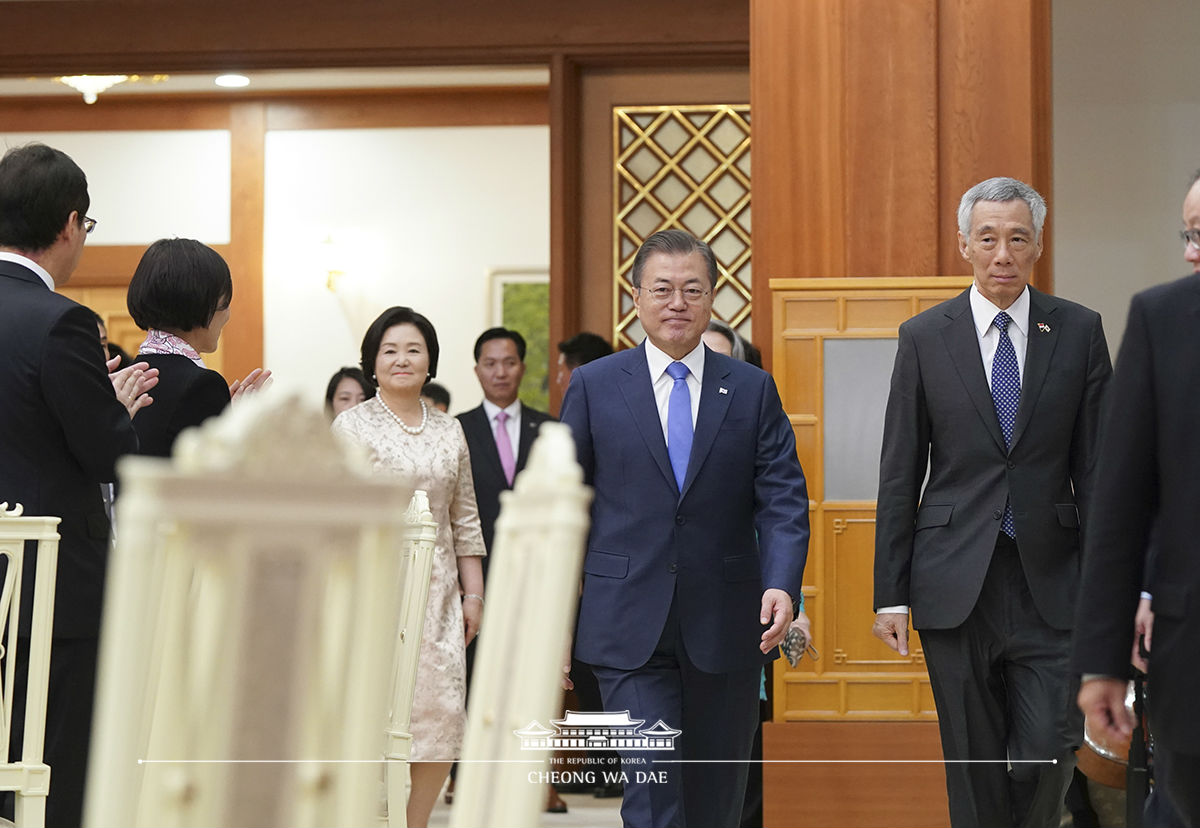 Attending the official luncheon for Singaporean Prime Minister Lee Hsien Loong and his wife at Cheong Wa Dae 