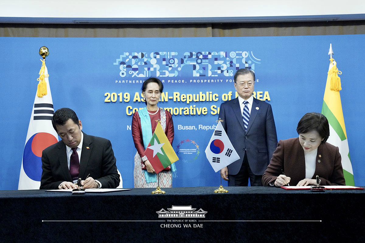 Attending the Korea-Myanmar summit and MOU signing ceremony held on the sidelines of the ASEAN-ROK Commemorative Summit in Busan