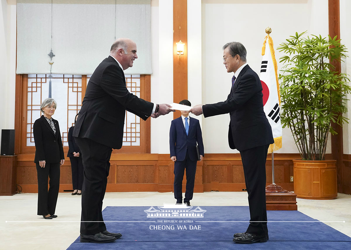 Receiving credentials from new ambassadors to Korea at Cheong Wa Dae 