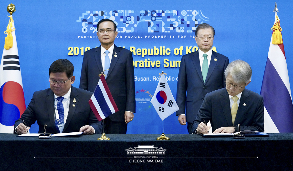 Attending the Korea-Thailand summit on the sidelines of ASEAN-ROK Commemorative Summit in Busan 