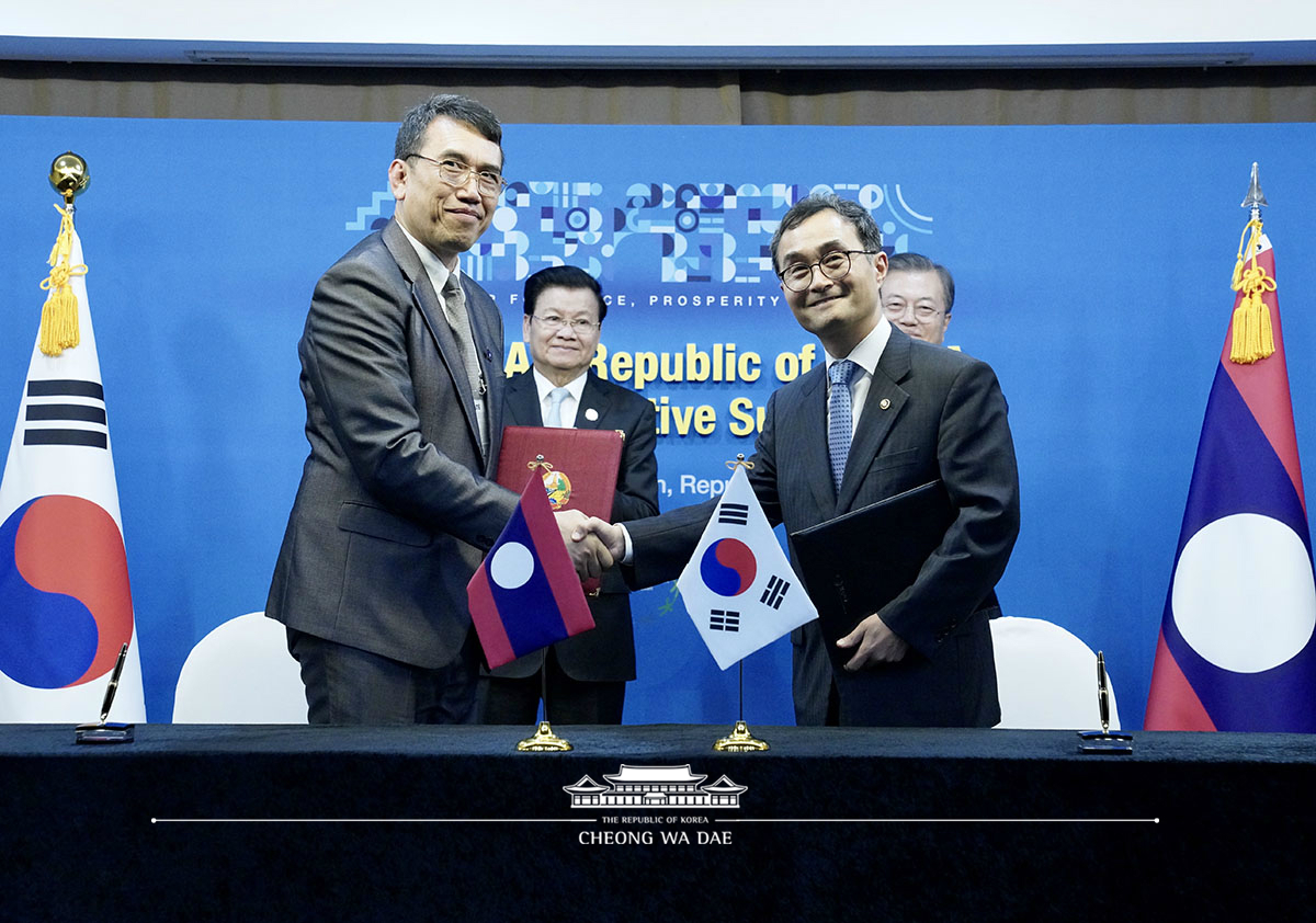 Attending the Korea-Laos summit and MOU signing ceremony held on the sidelines of the ASEAN-ROK Commemorative Summit in Busan