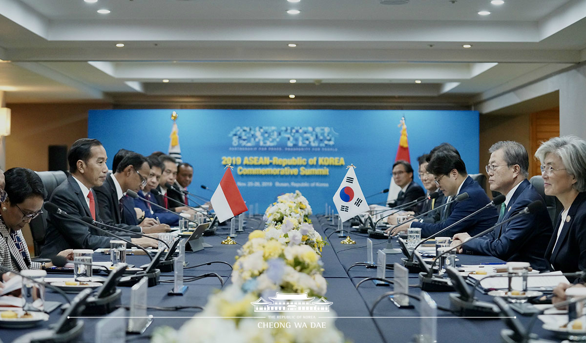 Attending the Korea-Indonesia summit on the sidelines of the ASEAN-ROK Commemorative Summit in Busan 