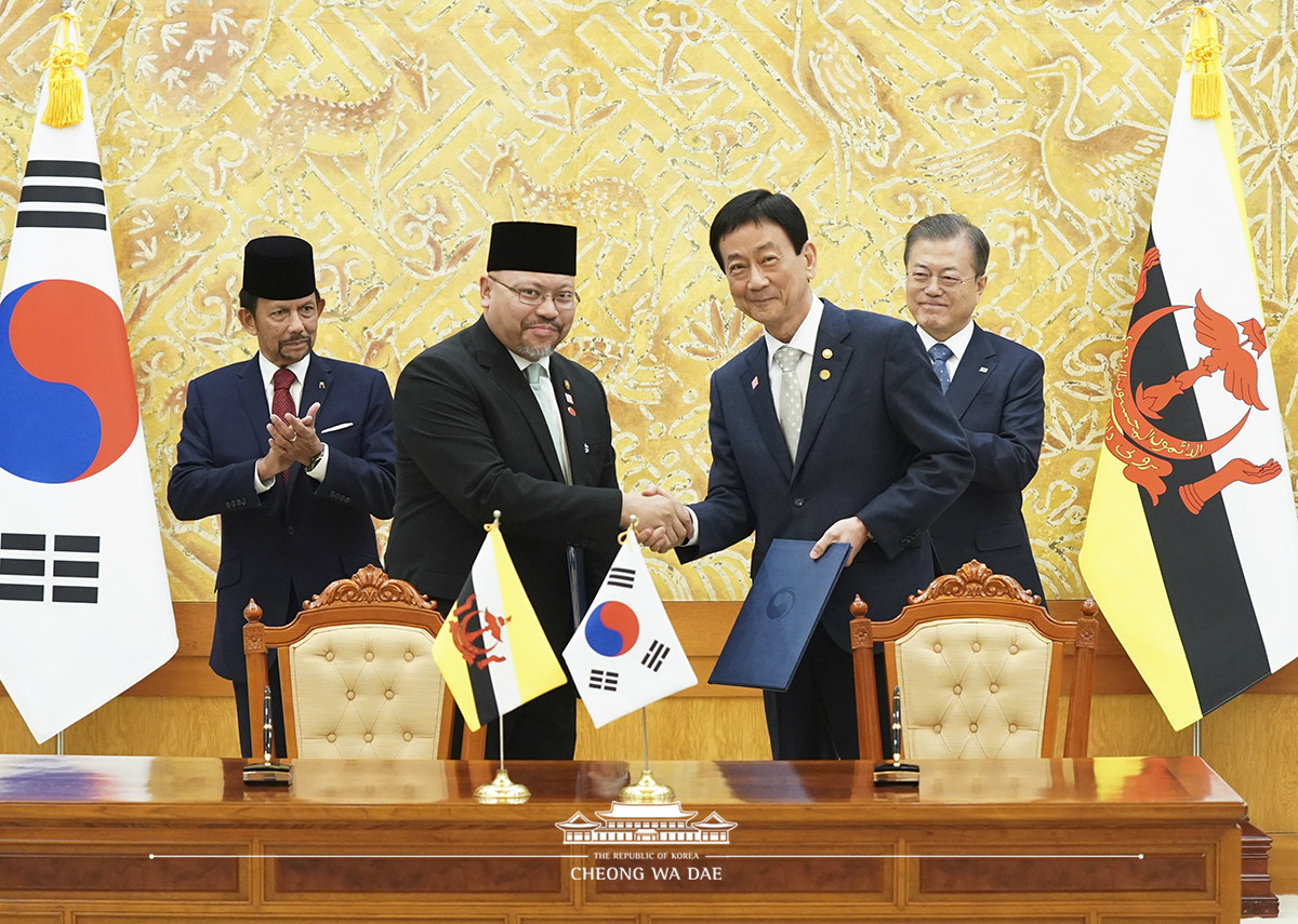 Attending a Korea-Brunei MOU signing ceremony at Cheong Wa Dae 