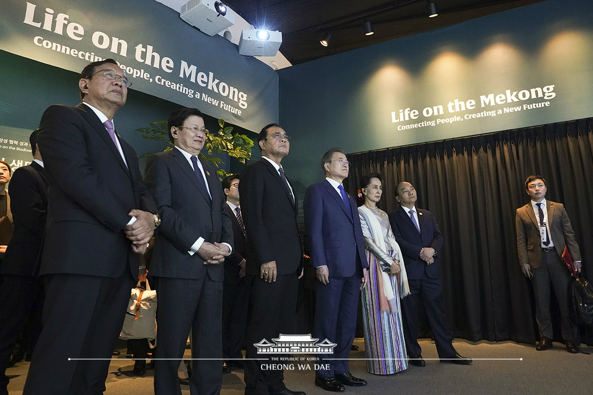 Attending the Special Exhibition on Biodiversity Cooperation between Mekong Countries and Korea held on the sidelines of the 1st Mekong-ROK Summit in Busan 