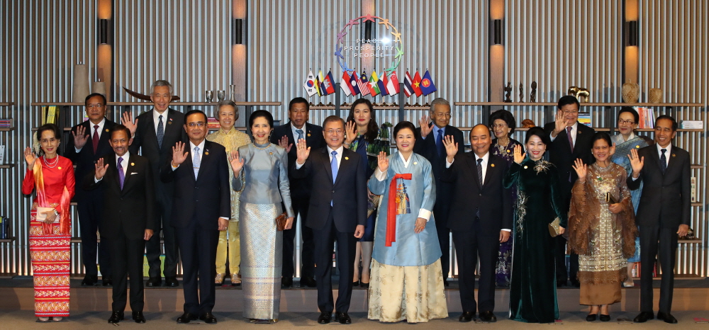 President Moon Jae-in and first lady Kim Jung-sook on Nov. 25 pose for a photo with the leaders from the ten member states of the Association of Southeast Asian Nations (ASEAN) and their spouses in Busan before the welcoming banquet of the ASEAN-ROK Commemorative Summit.