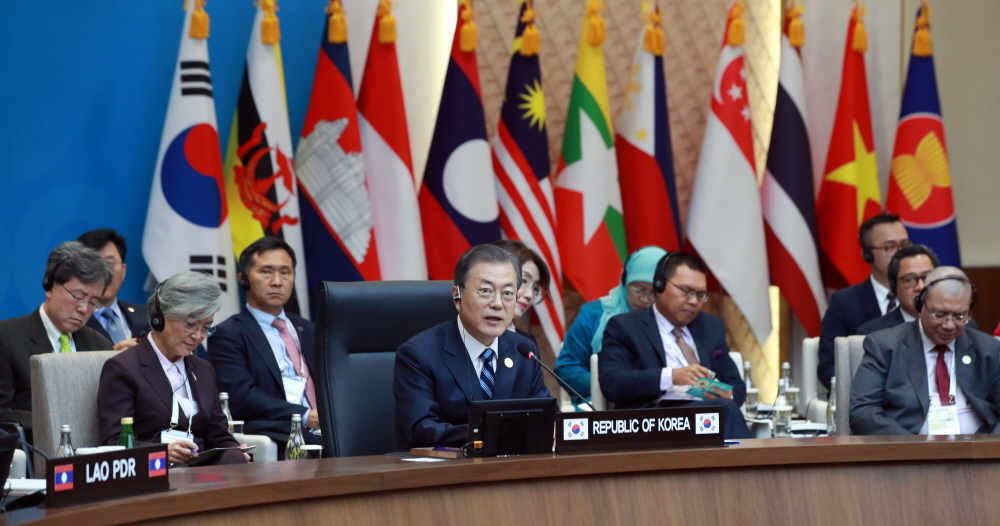 President Moon Jae-in (second from left) on Nov. 26 speaks on the morning of Day 2 of the 2019 ASEAN-ROK Commemorative Summit at BEXCO in Busan.