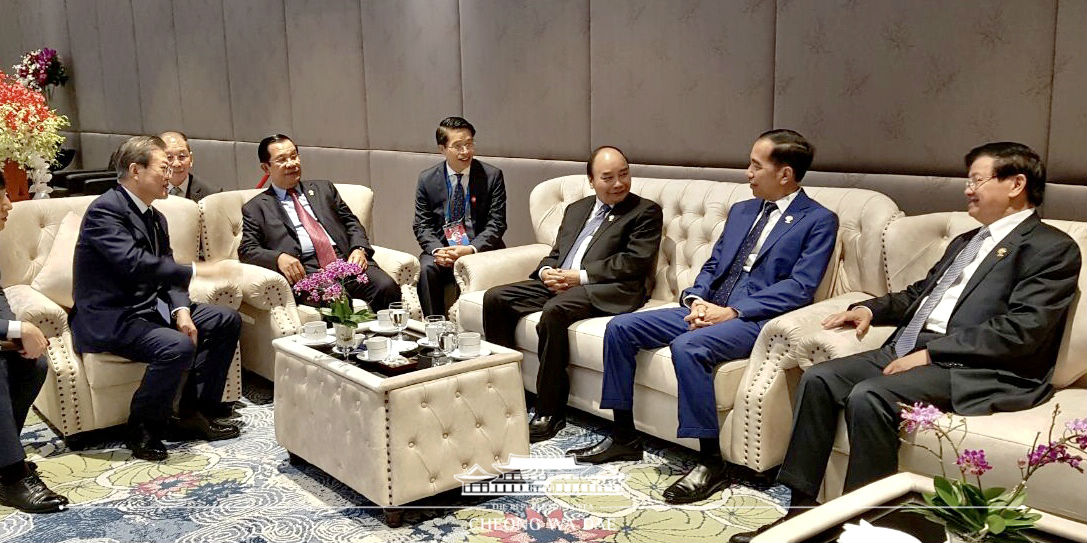 Conversing with the leaders of several ASEAN member states before the 22nd ASEAN Plus Three Summit in Bangkok, Thailand 